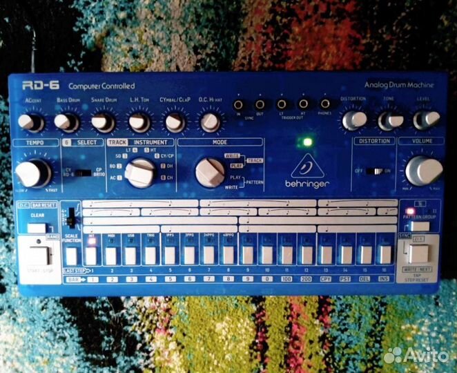 Аналоговая драм-машина Behringer rd6