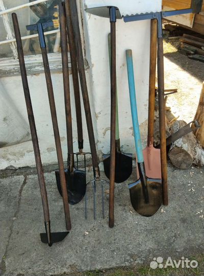 Садовый инвентарь. колышки для помидор