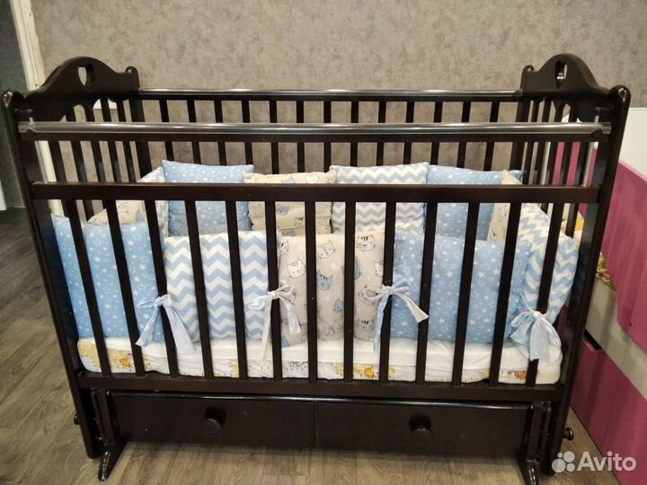 Детская кроватка с маятником