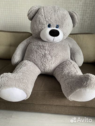 Большой плюшевый медведь