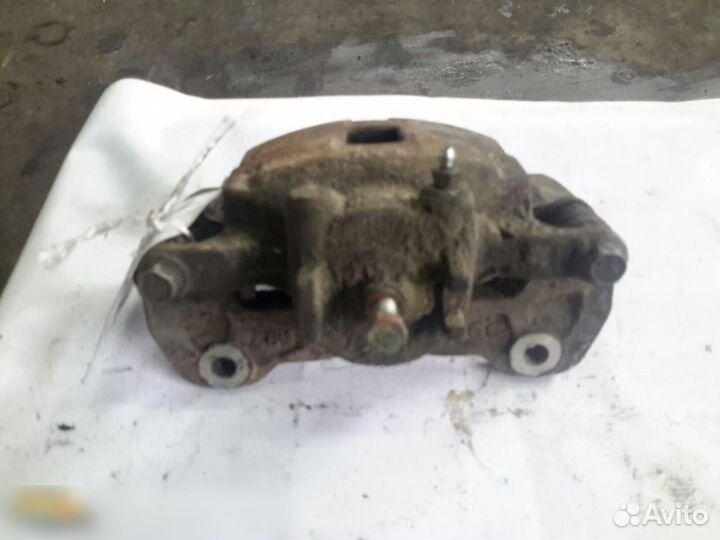 Суппорт передний левый Mitsubishi Pajero Montero S