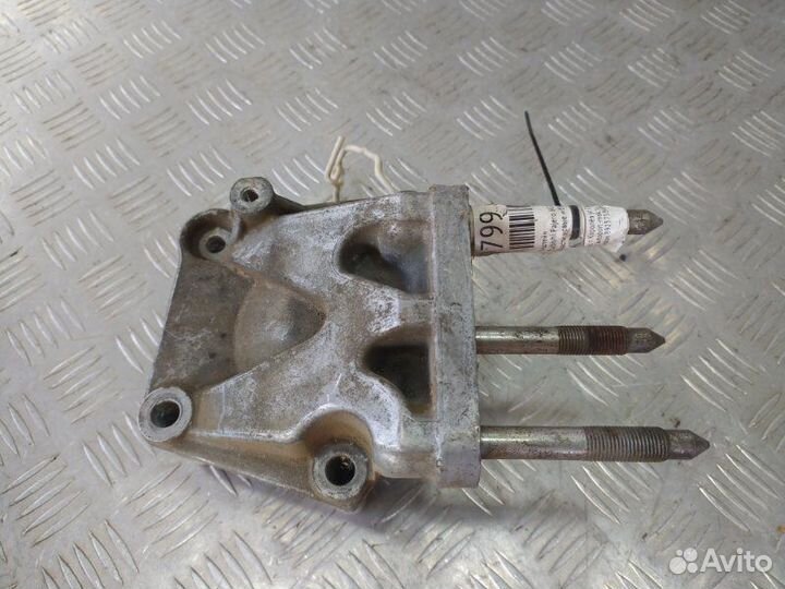 Кронштейн (сопут. товар) Mitsubishi Pajero 6B31