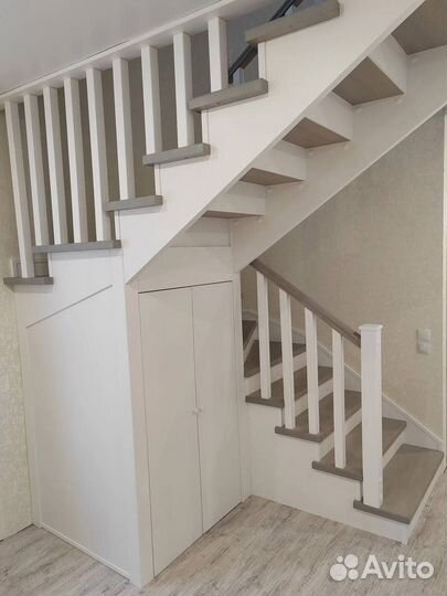 Лестница из ясеня на металлическом каркасе