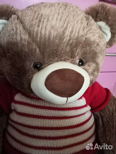 Большой плюшевый медведь