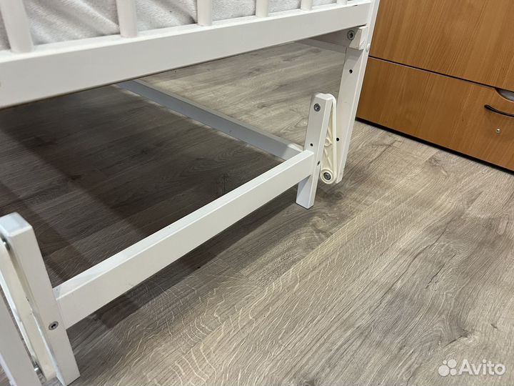 Детская кроватка с продольным маятником