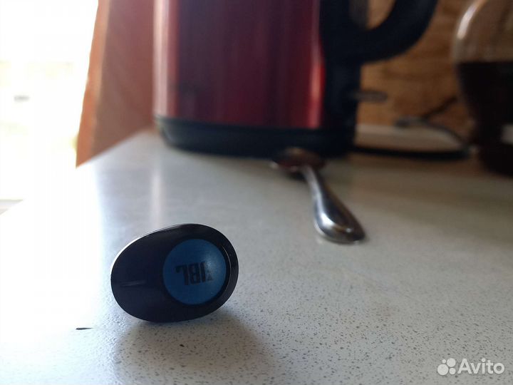 Правый наушник jbl