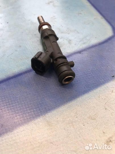 Форсунка топливная бензиновая 06E133551