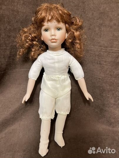 Кукла фарфоровая