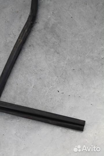 Уплотнитель стекла двери передней правой Nissan X