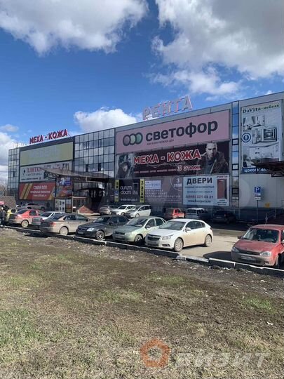 Торговая площадь на высоком автомобильном трафике