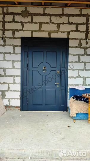 Широкая входная дверь в загородный дом