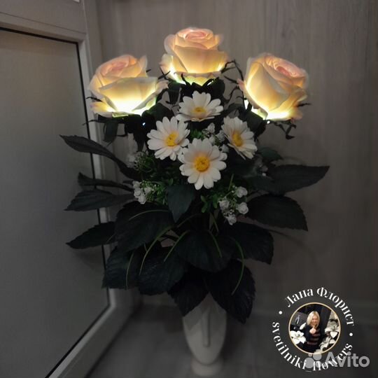 Букет роз с ромашкой