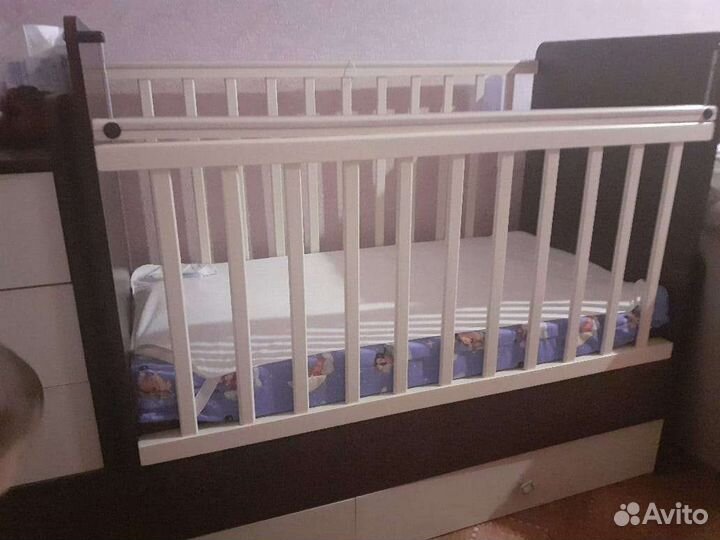 Детская кроватка с маятником и ящиком