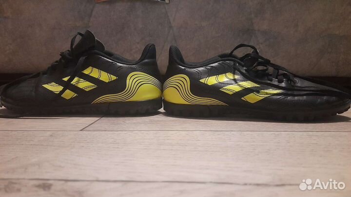 Футбольные бутсы adidas