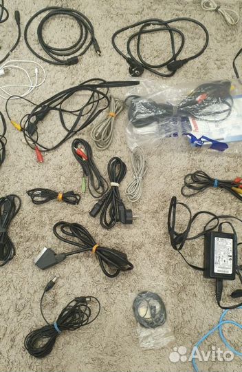 Много проводов для компа, принтера