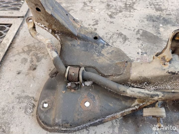 Балка подрамник передняя Mitsubishi Carisma DA