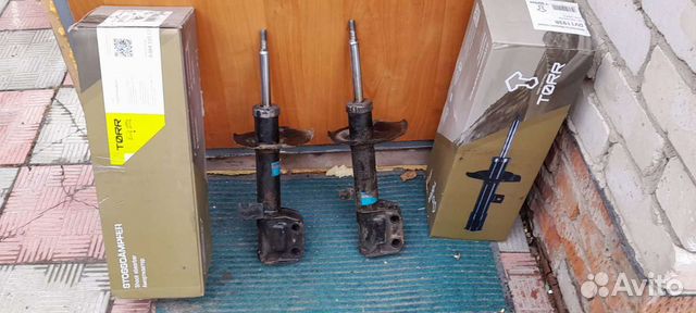 Стойки переднии Toyota avensis 2003 г в