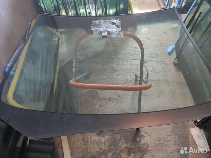 Лобовое стекло на Toyota Alphard R - руль