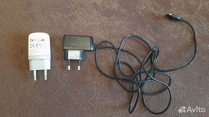 2 зарядных устройства