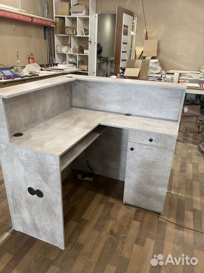 Стойка ресепшн