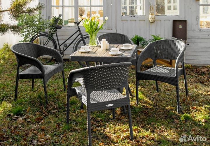 Комплект дачной пластиковой мебели