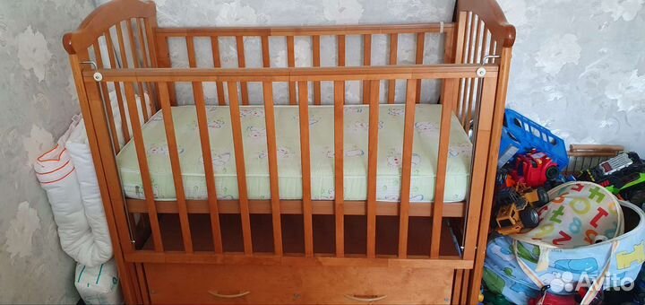 Детская кроватка с маятником и ящиком