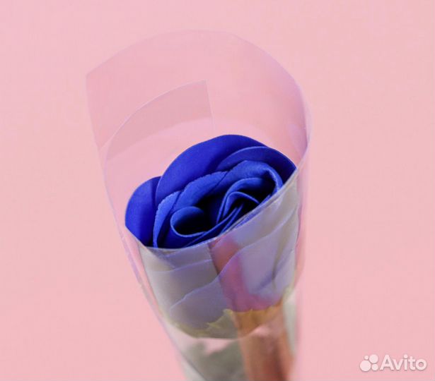 Мыльные розы и гвоздика в подарочной упаковке