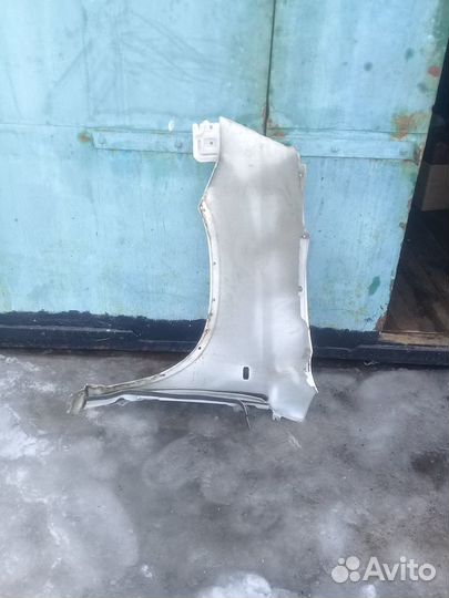 Крыло правое на nissan x-trail