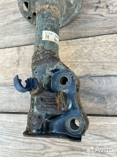 Амортизатор передний правый Honda Civic 4D 1.8