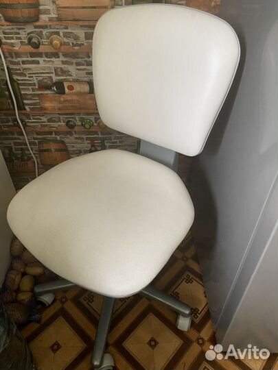 Стул для мастера маникюра на колесиках