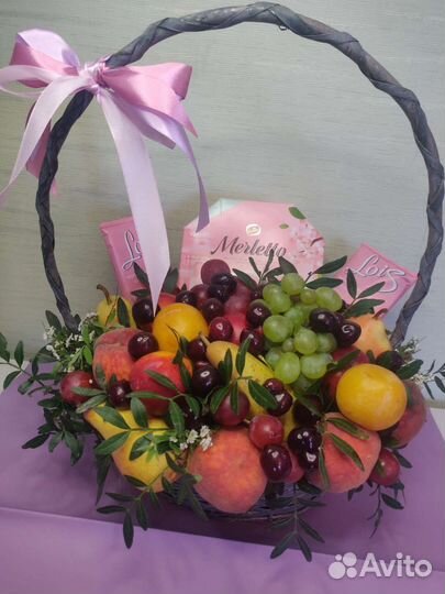 Корзина из фруктов и сладостей