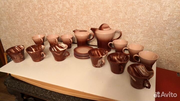 В продаже кофейный и чайный сервизы, керамика