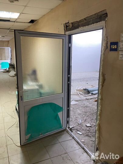 Двери алюминевые с армированным стеклом