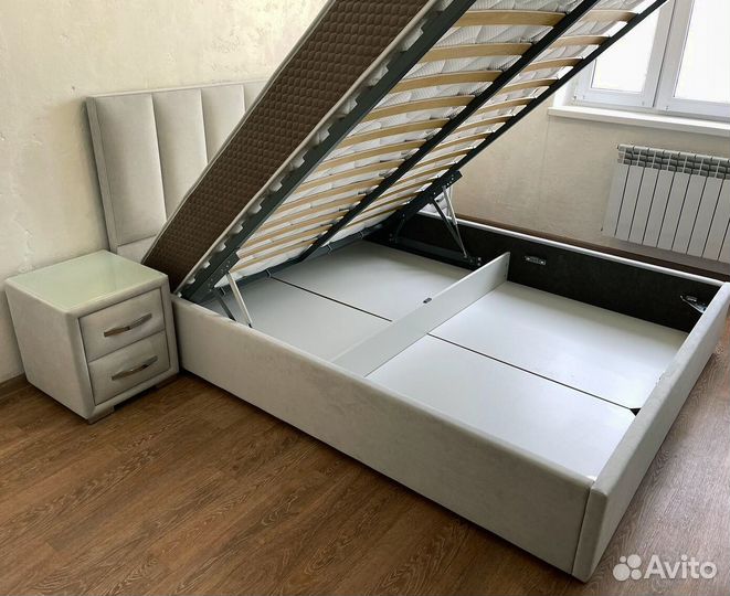 Кровать с мягким изголовьем