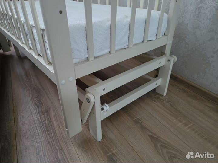 Детская кроватка с маятником и матрасом