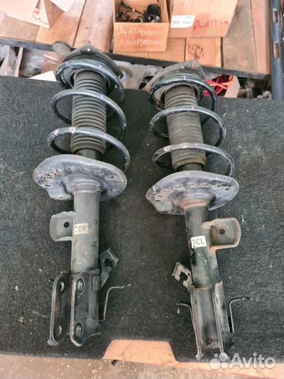 Амортизатор передний Nissan Juke F15 1.6 DDT 2011