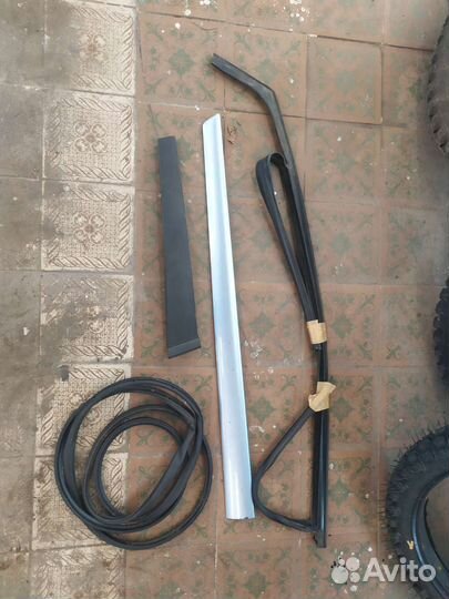 Молдинг на левую переднюю дверь Ford Fiesta