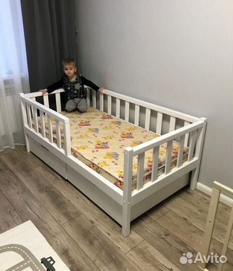 Детская кроватка из дерева с выкатными ящичками