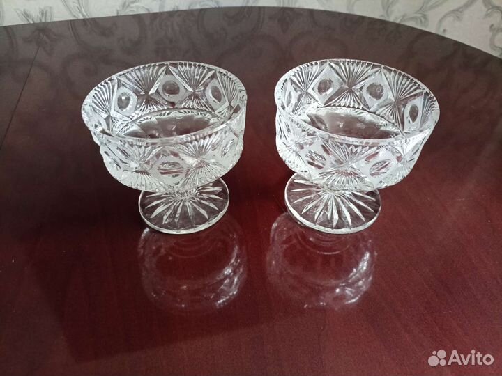 Хрустальные вазы на ножках