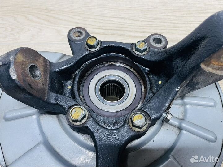 Кулак передний левый Suzuki Grand Vitara 2