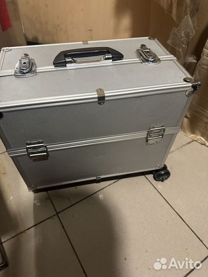 Чемодан для косметики на колесах