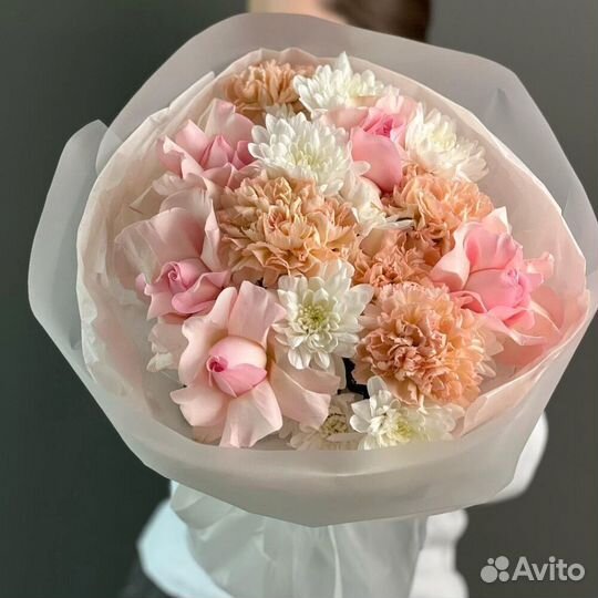 Объемный букет из французских роз, диантусов и кус