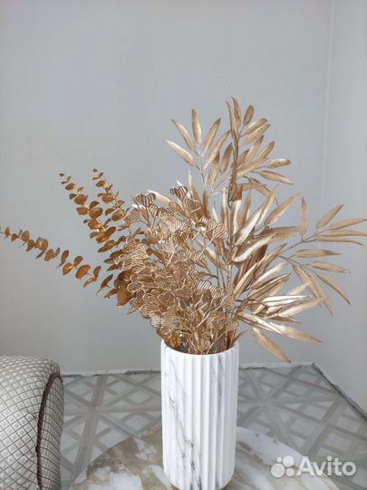 Композиция из искусственных цветов