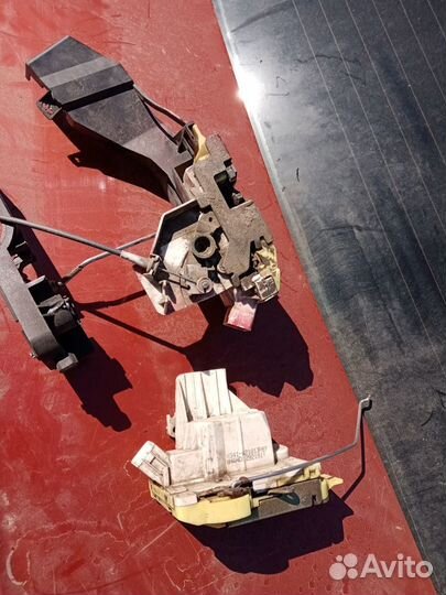 Замок передней двери правый Ford Focus 1