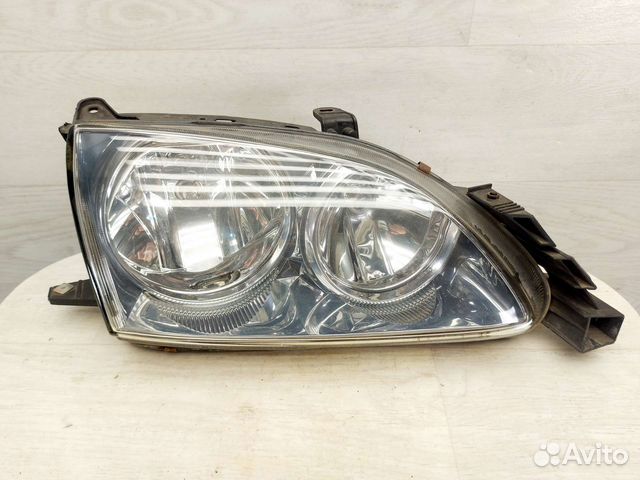 Фара правая Toyota Avensis 2000-2003