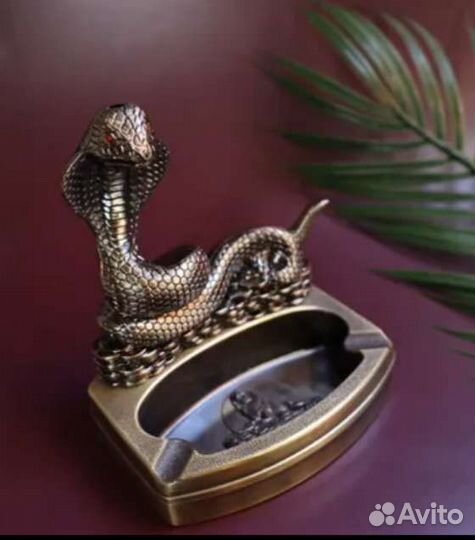 Уникальная изысканная пепельница 'Кобра'