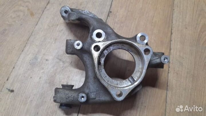 Кулак задний левый Volkswagen Tiguan 2 2.0 CZP