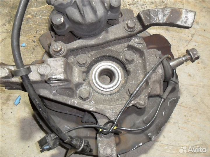 Ступица (кулак, цапфа) передняя левая Volvo V70