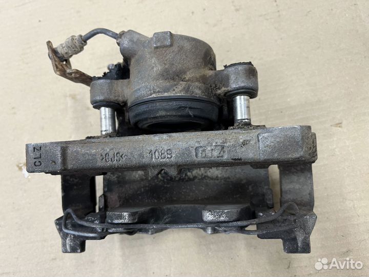 Суппорт со скобой передний правый Ауди А4 Б9