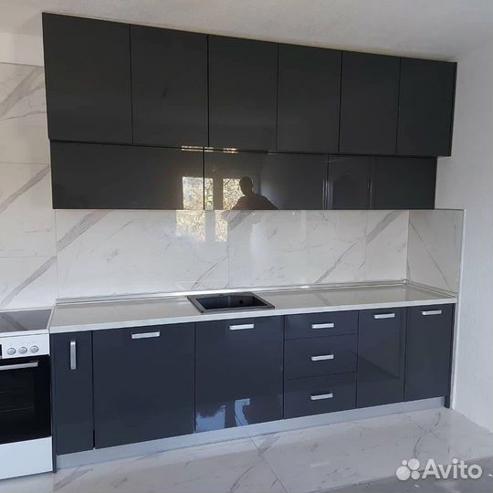 Кухня прямая новая с антресольным верхом